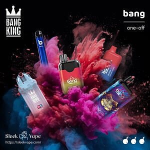 Prodotti Bang assortiti esposti in un'esplosione di fumo colorato, con disegni e marchi diversi, con il logo "Bang King" e il sito web "Sleek Vape" in basso.
