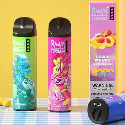 Due dispositivi da svapo colorati etichettati "RandM Tornado 8000", con i gusti "Cotton Pear" e "Gummy Bear", accanto alla confezione del gusto "Peach Mango", con un'avvertenza sul contenuto di nicotina.