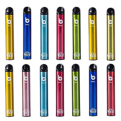 Bunte, in drei Reihen angeordnete Einweg-Vape-Pens.