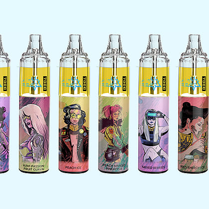 Dieci coloratissimi dispositivi di svapo usa e getta con personaggi illustrati su ognuno, con vari gusti come anguria ghiacciata, fragola kiwi e frutti di bosco.