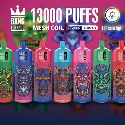 Coloridos dispositivos de vapeo con intrincados diseños de máscaras, con la etiqueta "Bang Tornado 13000 Puffs" y diversos detalles técnicos sobre un fondo rosa.