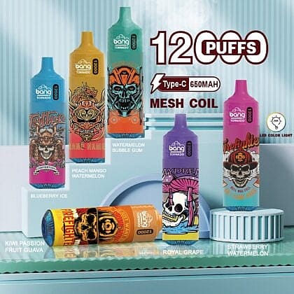 Une exposition de dispositifs de vape Bang Tornado colorés, chacun étiqueté avec des saveurs différentes telles que Blueberry Ice, Peach Mango Watermelon, et Royal Grape, présentant des illustrations audacieuses inspirées des tatouages, et mettant en avant 12 000 bouffées, une batterie de 650mAh, et une technologie de bobine en maille.