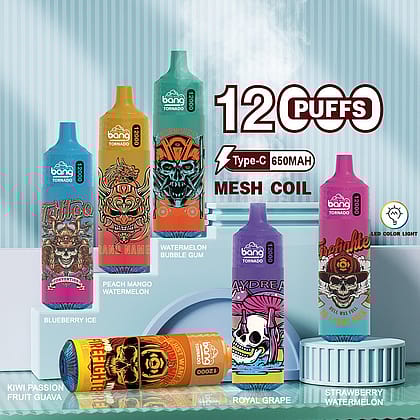 Una muestra de coloridos vaporizadores Bang Tornado, cada uno de ellos etiquetado con diferentes sabores como Blueberry Ice, Peach Mango Watermelon y Royal Grape, con llamativas ilustraciones inspiradas en tatuajes, y destacando 12.000 caladas, una batería de 650 mAh y tecnología de bobina de malla.