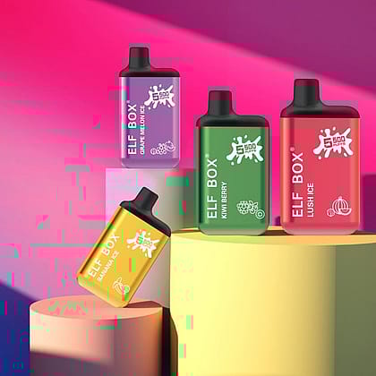 Cuatro coloridos dispositivos de vapeo ELF BOX en un podio multinivel en tonos pastel, con sabores etiquetados como Grape Melon Ice, Kiwi Berry, Lush Ice y Banana Ice, sobre un vibrante fondo degradado.