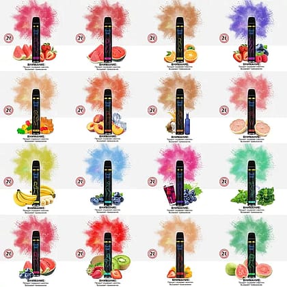 Una varietà di vapori usa e getta colorati con gusti di frutta esposti in fila, tra cui anguria, fragola, pesca, arancia, banana e altri frutti, su sfondi dai colori vivaci.