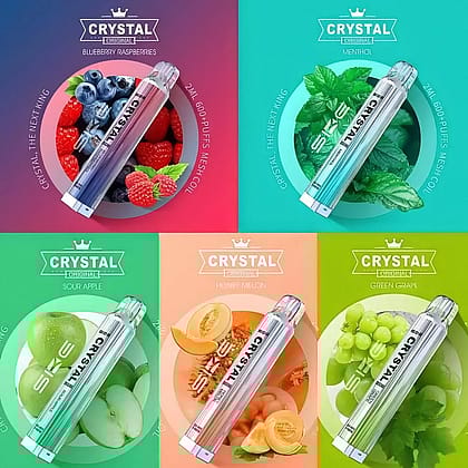 Fem olika smaker av Crystal vape-pennor visas, inklusive Blueberry Raspberries, Menthol, Sour Apple, Honey Melon och Green Grape. Varje smak representeras med motsvarande fruktbilder bakom vape-pennan.