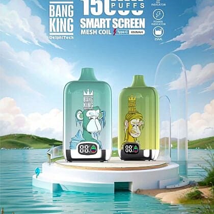 Dos dispositivos de vapeo desechables con la etiqueta "Bang King" se exhiben en un escenario futurista al aire libre. Cada dispositivo cuenta con una pantalla inteligente y un gráfico de un simio de dibujos animados, y ofrece 15.000 caladas con una batería de 650 mAh y 25 ml de capacidad.