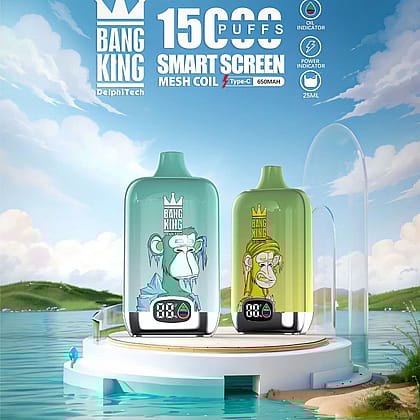 Due dispositivi di svapo usa e getta, denominati "Bang King", sono esposti in un ambiente esterno futuristico. Ogni dispositivo è dotato di uno schermo intelligente e di una grafica a forma di scimmia, e offre 15.000 boccate con una batteria da 650 mAh e una capacità di 25 ml.