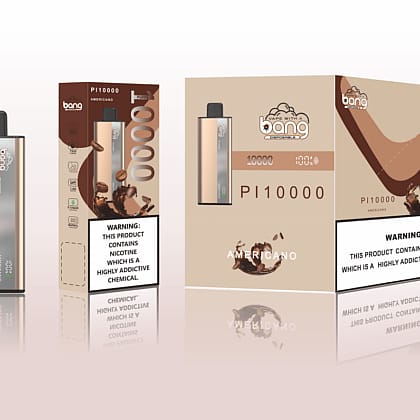 Bang Americano Einweg-Vape-Verpackung mit einem schlanken, rechteckigen Gerät mit 10.000 Zügen und einem Design, das an Kaffee erinnert. Der Warnhinweis weist darauf hin, dass das Produkt Nikotin enthält, eine stark süchtig machende Chemikalie.