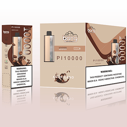 Envase de vapeo desechable Bang Americano, con un elegante dispositivo rectangular de 10.000 caladas y diseño con temática de café. La etiqueta de advertencia indica que el producto contiene nicotina, una sustancia química altamente adictiva.