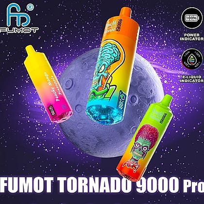 Tre dispositivi di svapo colorati con disegni alieni da cartone animato, con la dicitura "FUMOT TORNADO 9000 Pro", fluttuano nello spazio con gli indicatori di alimentazione e di e-liquid.