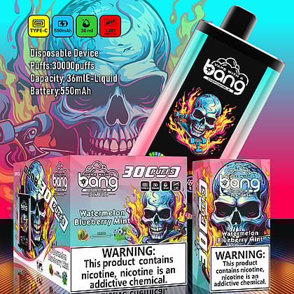 Grafica promozionale per il dispositivo monouso "Vape with a Bang 30K PRO". Le caratteristiche includono 30.000 boccate, ricarica di tipo C, capacità di 36 ml di liquido e batteria da 550 mAh. La confezione e il dispositivo presentano il disegno di un teschio infuocato e il gusto "Watermelon Blueberry Mint". L'avvertenza sulla dipendenza da nicotina è ben visibile.