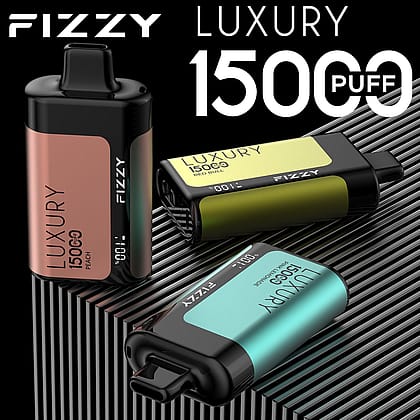 Drei luxuriöse Vape-Geräte mit der Aufschrift "FIZZY" auf einer gestreiften Oberfläche, jedes mit einer Kapazität von 15000 Puffs und verschiedenen Geschmacksrichtungen: Pfirsich, Red Bull und Pineapple Mango Ice.