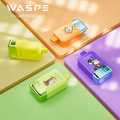 Cuatro dispositivos electrónicos coloridos están dispuestos sobre superficies de color pastel. Los dispositivos presentan diseños divertidos, incluidos personajes de animales, en tonos de verde, naranja, violeta y amarillo.