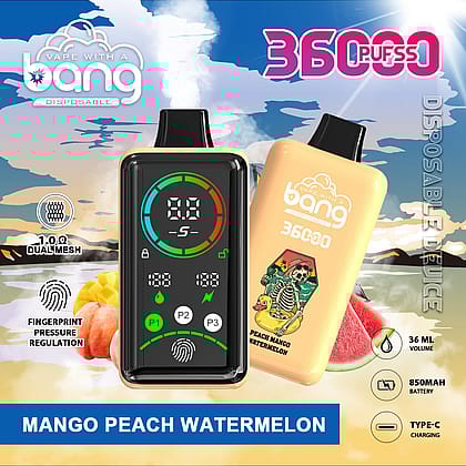 Un'immagine promozionale per un prodotto per svapare, che presenta un display nero del dispositivo che mostra indicatori digitali con opzioni per diverse impostazioni. Accanto c'è uno svapo usa e getta colorato con l'etichetta "Peach Mango Watermelon". Lo sfondo include frutti come pesche e angurie e include testo che evidenzia caratteristiche come "36000 puff", "volume 36 ML" e "batteria da 850 mAh".
