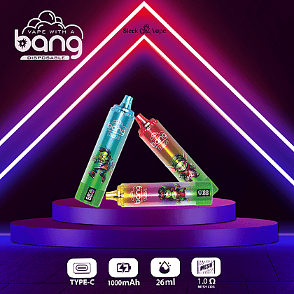 Tre colorati dispositivi per svapare usa e getta con illustrazioni in stile cartone animato sono esposti su un palco futuristico illuminato al neon, evidenziando caratteristiche quali la batteria da 1000 mAh, la capacità di 26 ml, la ricarica di tipo C e una bobina a maglie da 1,0 Ω.