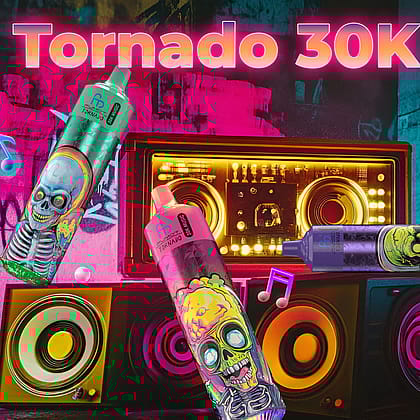 Due bombolette spray colorate con disegni di teschi sono posizionate davanti a un boombox retrò, su uno sfondo vibrante in stile graffiti. Il testo "Tornado 30K" è ben visibile in alto.