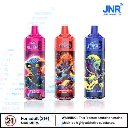 Tre vivaci dispositivi per lo svapo del marchio 'JNR Alien 10000', ognuno con design alieni unici ed etichettati con i gusti: Peach Mango Pineapple, Watermelon Lychee e Blueberry On Ice. L'esposizione include un avviso di restrizione di età 21+ e un avviso di nicotina.