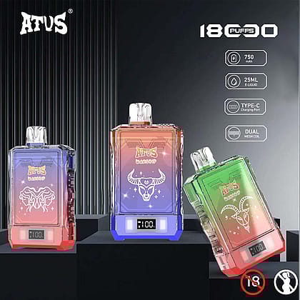 Trois appareils de vapotage jetables colorés ATVS Warship sont exposés sur des socles sombres, avec des détails tels qu'une capacité de 18 000 bouffées, une batterie de 750 mAh, un e-liquide de 25 ml, un port de charge de type C et une bobine à double maille ; un avertissement de restriction d'âge « 18+ » est visible.