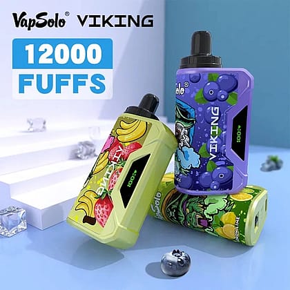 Tre colorati dispositivi per svapare di VapSolo, etichettati "Viking 12000 Puffs", con grafiche di frutta, posizionati su una superficie blu con elementi decorativi metallici.