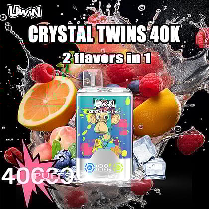 Immagine promozionale per UWin Crystal Twins 40K, un dispositivo per lo svapo caratterizzato da un colorato design di una scimmia dei cartoni animati e che vanta due gusti in uno, circondati da vivaci spruzzi di frutta mista e cubetti di ghiaccio.