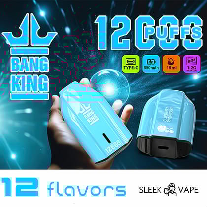 Immagine promozionale che mostra il dispositivo di svapo Bang King in blu, evidenziando "12.000 tiri" e caratteristiche come la ricarica di tipo C, la batteria da 550 mAh, la capacità di 18 ml e la bobina a maglie da 1,2 Ω, con uno sfondo cosmico e il marchio del prodotto.