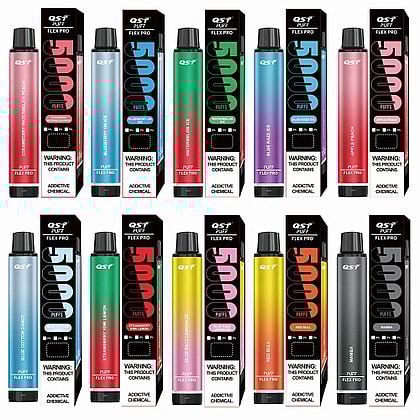En display av flera färgglada engångspennor med förpackningar, märkta "5000 Puffs" och "QST Flex Pro", med en hälsovarning om nikotinberoende.