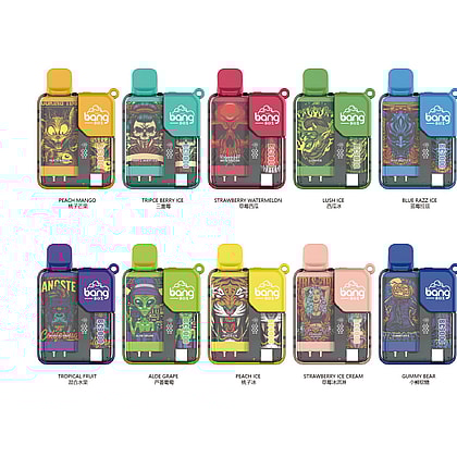En display med 10 Bang Box vape-enheter i olika färger, var och en märkt med en annan smak som Peach Mango, Tripe Berry Ice och Blue Razz Ice, med detaljerade illustrationer på förpackningen.