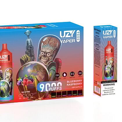 Envase de un dispositivo de vapeo desechable llamado "UZI Vaper" con sabor a arándanos y frambuesas, que presenta un alienígena caricaturesco sosteniendo un globo terráqueo, y un etiquetado que indica 9.000 caladas, opciones de potencia de nicotina y advertencias sobre la adicción a la nicotina.