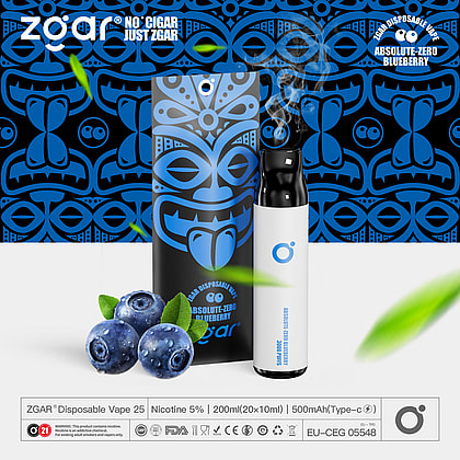 L'emballage jetable de Zgar Absolute-Zero Blueberry présente des graphiques tribaux, des informations sur la teneur en nicotine et des myrtilles.