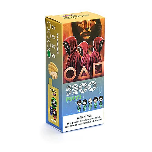 Verpackungsschachtel für ein Vape-Produkt mit Bananeneis-Geschmack und 5200 Zügen, mit Bildern aus der Fernsehserie "Squid Game" und einem Nikotin-Warnhinweis am Boden.