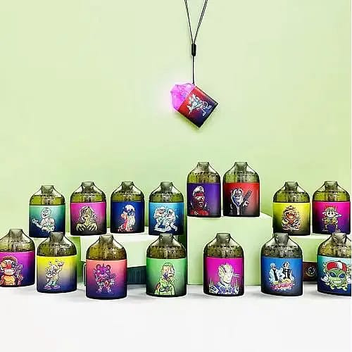 Una collezione di barattoli colorati con disegni di personaggi dei cartoni animati, esposti su uno sfondo verde con un barattolo sospeso sopra gli altri, illuminato da una luce rosa.