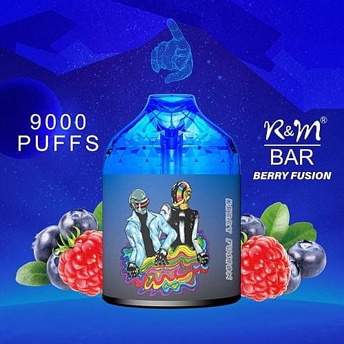 Confezione per vaporizzatore a tema mirtillo e lampone con etichetta "R&M Bar Berry Fusion" e testo "9000 puffs", caratterizzata da un'immagine colorata di due figure con elmo sulla parte anteriore.