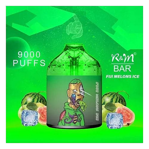 Un dispositivo per svapare verde con l'etichetta "R&M Bar" con "9000 boccate" e aroma "Fiji Melons Ice", raffigurante un personaggio illustrato sulla parte anteriore, circondato da immagini di anguria, guava e cubetti di ghiaccio.