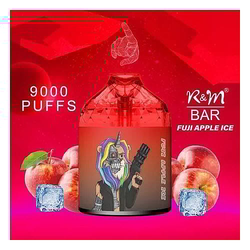 Dispositivo per svapare rosso con l'etichetta "9000 PUFFS" e il marchio "R&M BAR" e il gusto "Fuji Apple Ice", raffigurante un unicorno dei cartoni animati che tiene in mano un'arma futuristica, circondato da mele e cubetti di ghiaccio.