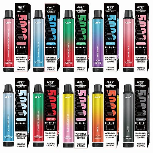 En display av flera färgglada engångspennor med förpackningar, märkta "5000 Puffs" och "QST Flex Pro", med en hälsovarning om nikotinberoende.