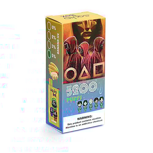 Verpackungsschachtel für ein Vape-Produkt mit Bananeneis-Geschmack und 5200 Zügen, mit Bildern aus der Fernsehserie "Squid Game" und einem Nikotin-Warnhinweis am Boden.