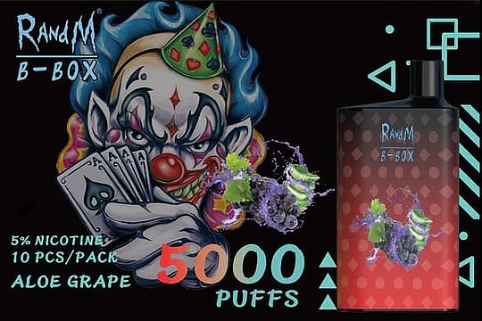 Un dispositivo per svapare con marchio "RandM B-BOX", raffigurante un clown che tiene in mano delle carte da gioco e il testo "5000 puffs" in lettere maiuscole, aroma "Aloe Grape" e "nicotina 5%, 10 pezzi/confezione".