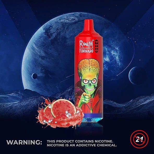 Un dispositivo di svapo rosso e blu con un alieno cartoon sulla parte anteriore, etichettato "RandM Tornado", accanto a un'immagine di anguria a fette, su uno sfondo a tema spaziale. Un'avvertenza recita: "Questo prodotto contiene nicotina. La nicotina è una sostanza chimica che crea dipendenza".