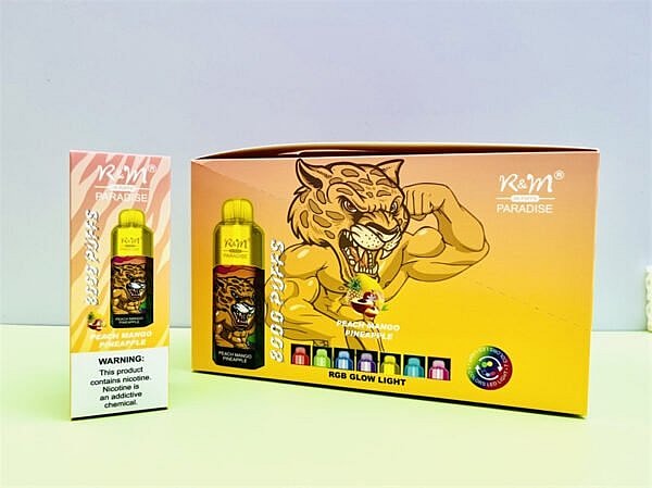 Un prodotto per lo svapo confezionato con l'illustrazione di una tigre muscolosa, etichettato "R&M Paradise", caratterizzato da un sapore tropicale e una luce RGB.