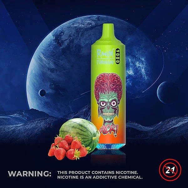 Un dispositivo da svapo colorato che raffigura un alieno verde con un cervello rosso, accompagnato da immagini di fragole e anguria. Un'avvertenza in basso indica che il prodotto contiene nicotina ed è destinato a utenti di età superiore ai 21 anni.