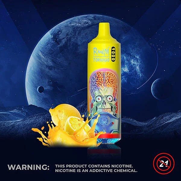 Un dispositivo da svapo colorato con la grafica di un teschio alieno e del cervello esposto sul davanti, su uno sfondo a tema spaziale con un'avvertenza sulla dipendenza da nicotina.