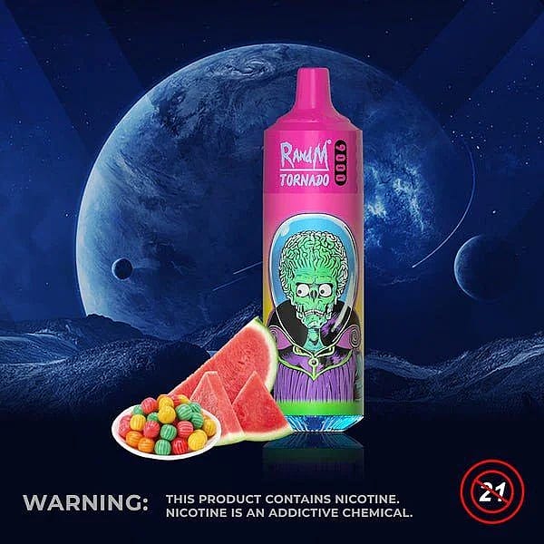Un dispositivo di svapo colorato con l'etichetta "Ranum Tornado" e l'illustrazione di un personaggio alieno su uno sfondo a tema spaziale, accompagnato da immagini di fette di anguria e palline di caramelle colorate. In basso è riportata un'avvertenza sulla dipendenza da nicotina.