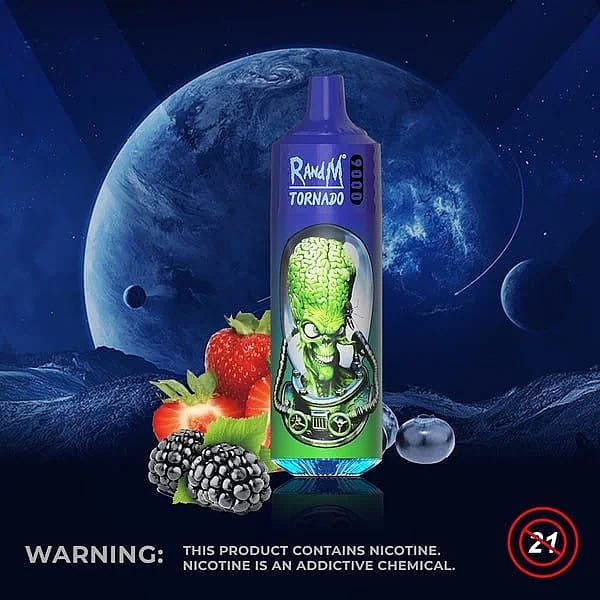 Un dispositivo da svapo blu con la scritta "R and M Tornado" con una grafica aliena, circondato da fragole, more e mirtilli, su uno sfondo a tema spaziale.