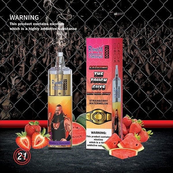 En vaping-enhet med smaken "Strawberry Watermelon", med en muskulös seriefigur på etiketten, placerad framför en folkmassa bakom ett kedjelänkstängsel. Förpackningen lyfter fram "RAW AM Tornado 10000" och varnar för nikotinets beroendeframkallande natur.