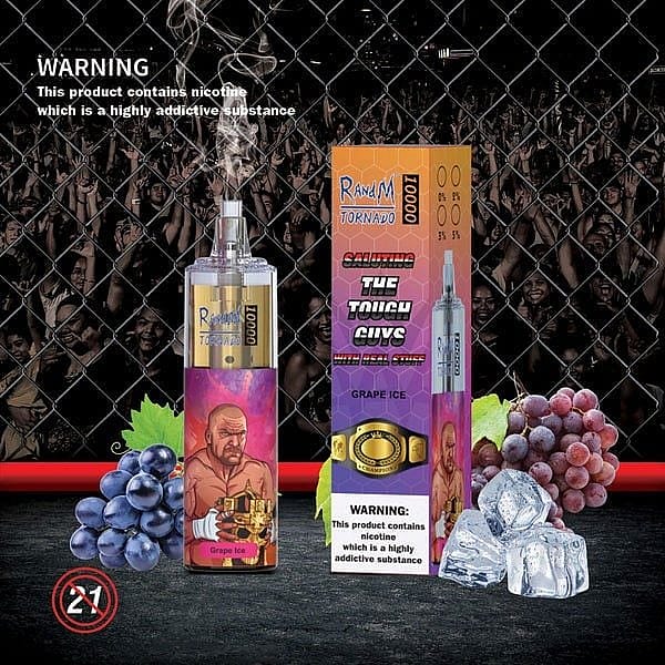 Grape ice vape-förpackning med en muskulös seriefigur, vindruvor och isbitar i förgrunden och en folkmassa bakom ett kedjelänkstängsel i bakgrunden.