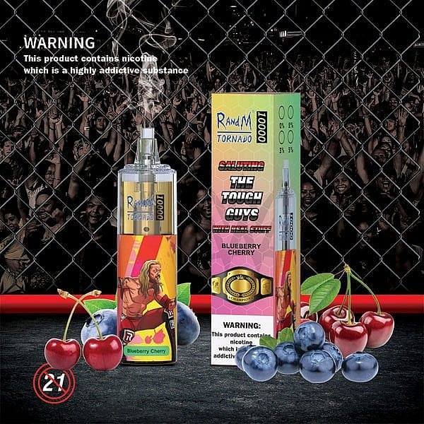 En vaping-enhet märkt "RandM Tornado" med en blåbärskörsbärssmak, visad tillsammans med sin förpackning och omgiven av bilder av blåbär och körsbär, med en folkmassa bakom ett kedjelänkstängsel i bakgrunden. Förpackningen innehåller en varning om att nikotin är mycket beroendeframkallande.