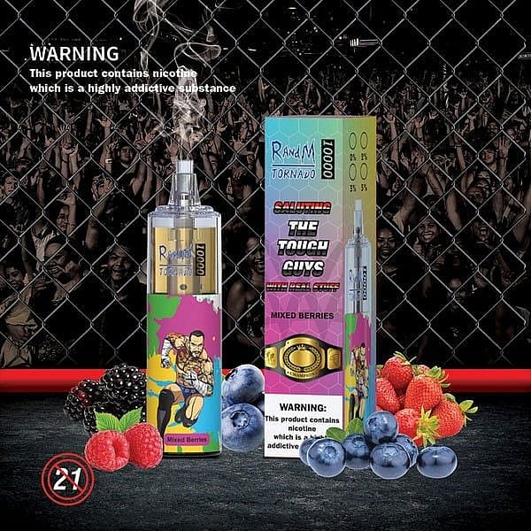 En färgstark vape-enhet och dess förpackning med smaken "Mixed Berries" med illustrationer av brottare, omgivna av olika bär, med en varningsetikett för nikotinberoende.