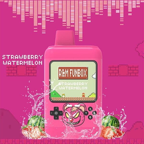 En rosa vape-enhet i retrostil märkt "R&M FunBox" med "Strawberry Watermelon"-smak, med en spelliknande skärm och en busig björnkaraktär i botten, omgiven av stänkande jordgubbar och vattenmeloner.