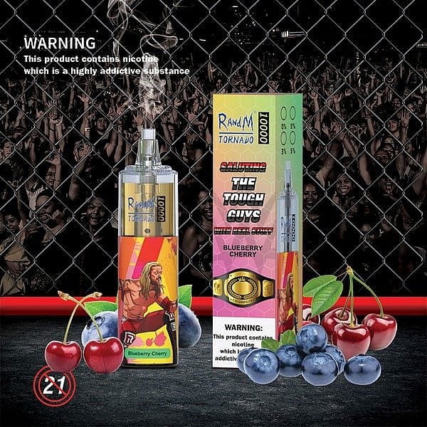 Un dispositivo de vapeo etiquetado "RandM Tornado" con sabor a arándanos y cerezas, mostrado junto a su envase y rodeado de imágenes de arándanos y cerezas, con una multitud de personas detrás de una valla metálica de fondo. El envase incluye una advertencia sobre el alto poder adictivo de la nicotina.
